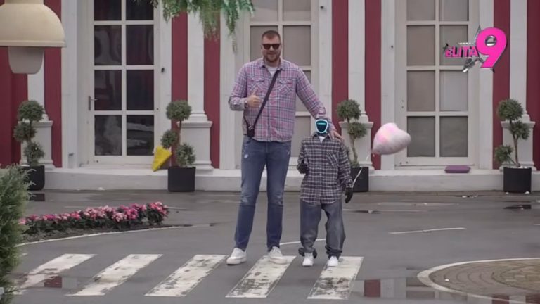 Janjuš i Toša poludeli: ANITA I LUKA SE PRCAJU I JAŠU POLA METRA OD JANJUŠA, NE MOŽE DA SPAVA 😂 (VIDEO)