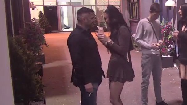 SA MNOM TAKVA NE BI IZAŠLA U GRAD: Asmin brutalno opleo po Stanijinoj odevnoj kombinaciji! Urnisao komentarima bivšu! (VIDEO)