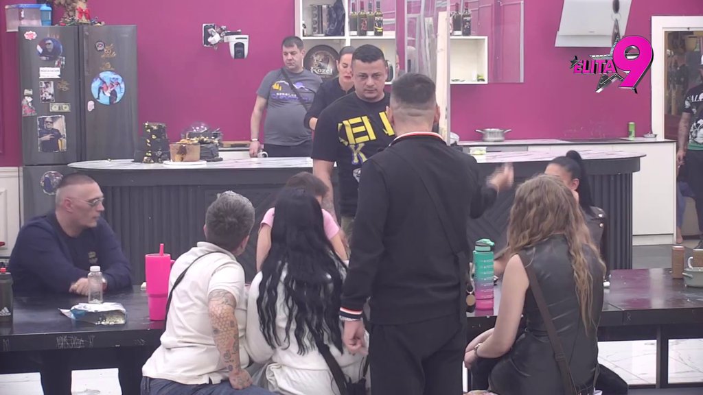 Bebica nema mira: Ponovo doleteo do kuće Odabranih, Teodora ga slagala nije trepnula! (VIDEO)