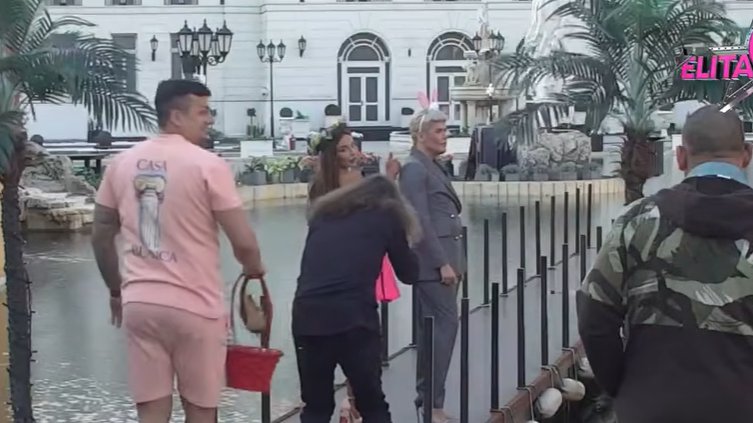 UROŠ NEĆE ni da POGLEDA Sofiju dok zajedno poziraju 🫣