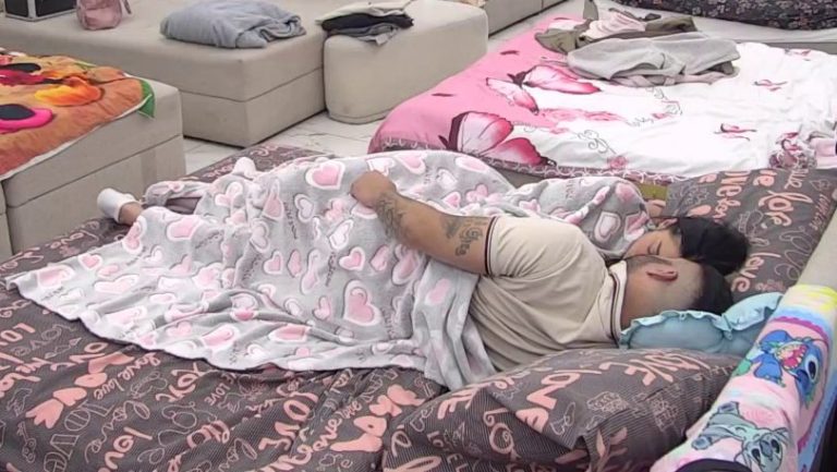 Kao penzioneri: Alibaba i Maja ne izbijaju iz kreveta, zavukli se ispod pokrivača na 20 stepeni! (VIDEO)