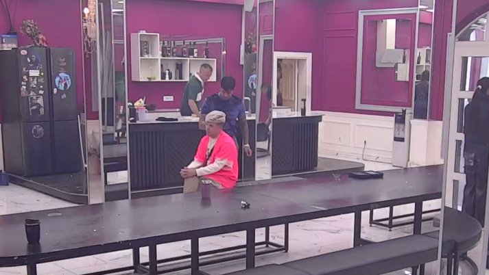 FRIZERSKI SALON ĐUKIĆ RADI I ZA PRAZNIKE! Filipov sledeći klijent je Uroš (VIDEO)