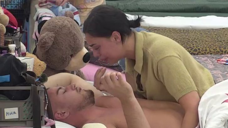 Urlicima zatresla, a suzama potopila zidove! Mini pala roletna, pa digla glas na Viktora: Ja iskidah živce, ti ležiš tako hladnokrvan (VIDEO)