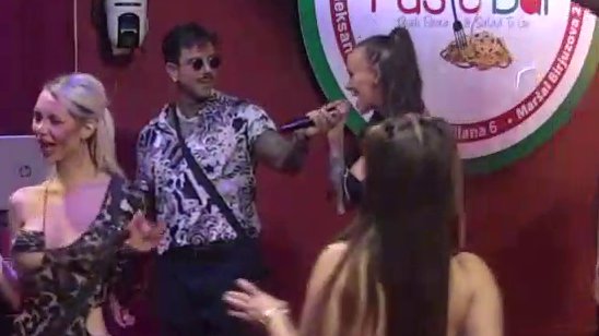 Glumim nedodirljivu, a tako volim što si tu: Teodora sanja o tome da bude sama sa Đukićem u njegovim kolima, njihov duet rasplamsao strasti (VIDEO)