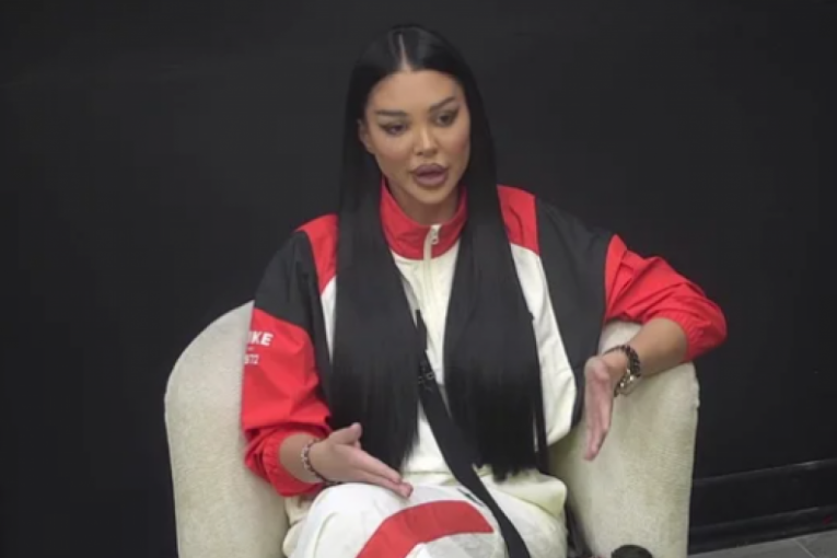 OVO JE MAJKA MAJE MARINKOVIĆ! Isplivale neviđene slike! JEDAN DETALJ ISTI KAO KOD STARLETE! (FOTO)