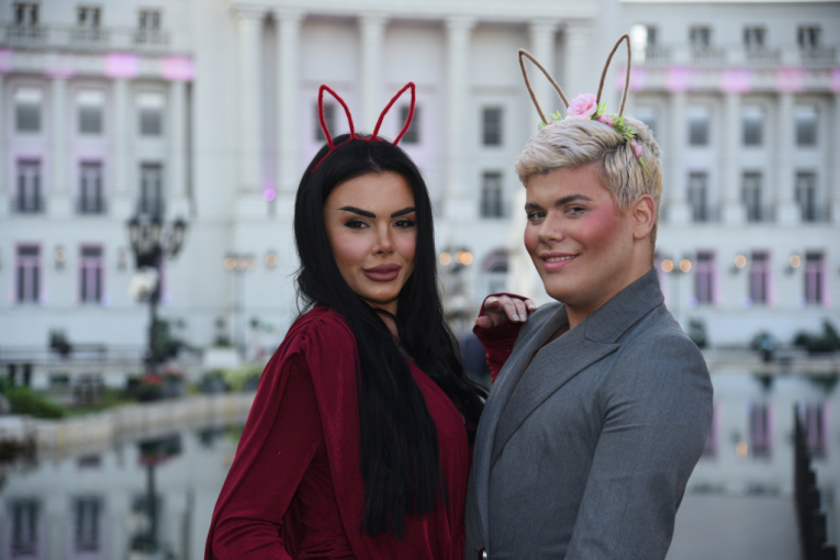 LAŽNE DRUGARICE! Uroš ove zečice URNIŠE, a za Vaskrs grli! A TEK DA MU VIDITE ŠMINKU! (FOTO)