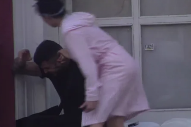 CRVENI KARTON ZA ASMINA DURDŽIĆA, STARLETA PUKLA OD LJUBOMORE! Maji priznao sve o POGLEDIMA, UDARILA BRUTALNU ZABRANU DO KRAJA SEZONE!